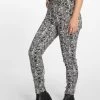 NA-KD Damen Skinny Jeans Snake Printed In Weiß 2 NA-KD Damen Skinny Jeans Snake Printed In Weiß -Modegeschäft für Damen na kd skinny jeans weiss 639847