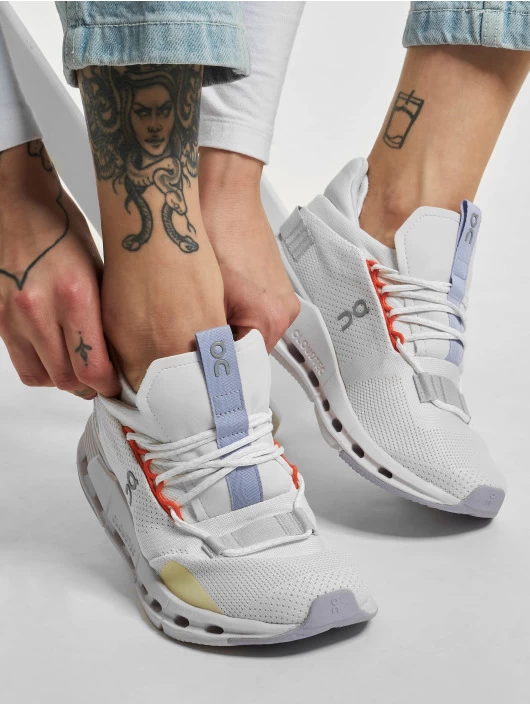 On Running Damen Sneaker Cloudnova In Weiß 3 On Running Damen Sneaker Cloudnova In Weiß