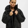 SIXTH JUNE Damen Puffer Jacket Curly Patch Short In Schwarz -Modegeschäft für Damen sixth june puffer jacket schwarz 940357