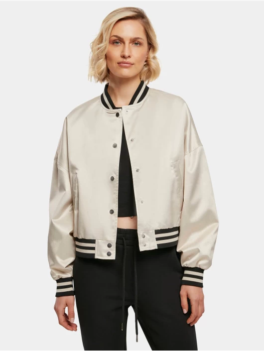 URBAN CLASSICS Damen College Jacke Ladies Short Oversized Satin In Khaki 3 URBAN CLASSICS Damen College Jacke Ladies Short Oversized Satin In Khaki