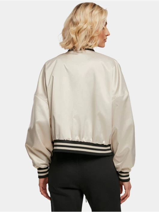 URBAN CLASSICS Damen College Jacke Ladies Short Oversized Satin In Khaki 4 URBAN CLASSICS Damen College Jacke Ladies Short Oversized Satin In Khaki – Bild 2