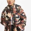 URBAN CLASSICS Damen Puffer Jacket Boyfriend Camo In Camouflage 2 URBAN CLASSICS Damen Puffer Jacket Boyfriend Camo In Camouflage -Modegeschäft für Damen urban classics puffer jacket camouflage 562843