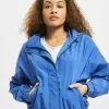 URBAN CLASSICS Damen Übergangsjacke Oversized Shiny Crinkle Nylon In Blau -Modegeschäft für Damen urban classics uebergangsjacke blau 821540